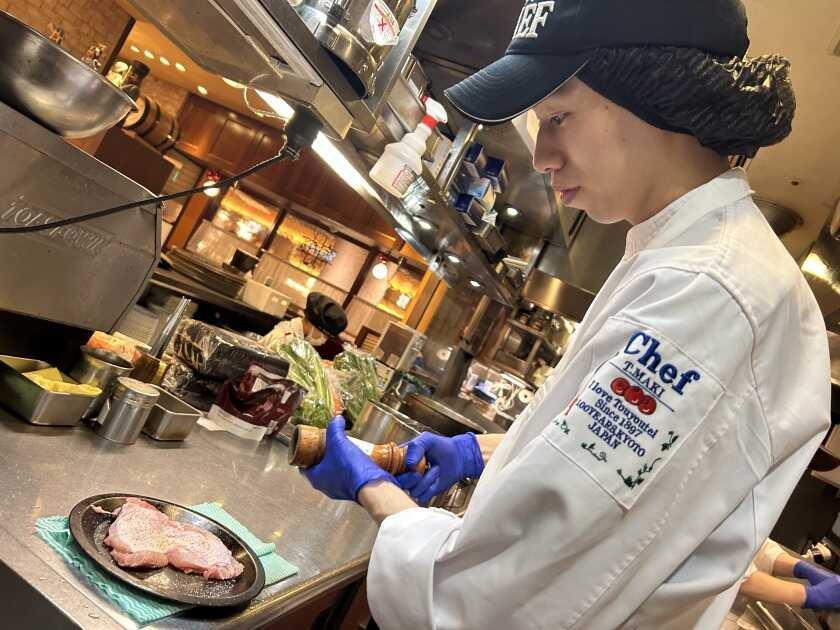 グリルキャピタル東洋亭ポルタ店の制服1