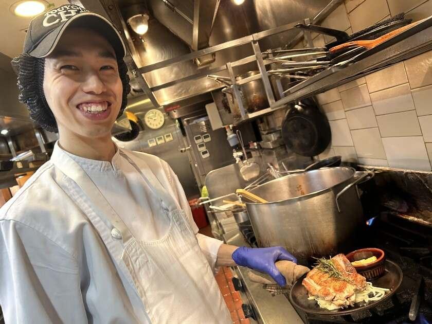 グリルキャピタル東洋亭ポルタ店の制服2