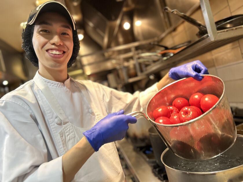グリルキャピタル東洋亭ポルタ店の制服5