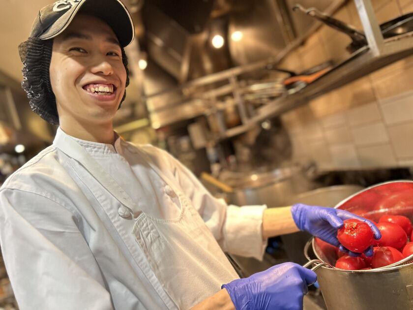 グリルキャピタル東洋亭ポルタ店の制服3