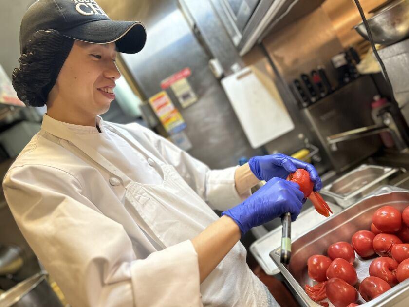 グリルキャピタル東洋亭ポルタ店の制服7