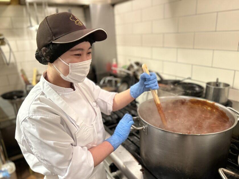 グリルキャピタル東洋亭 京都高島屋店の制服1