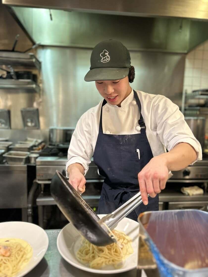 グリルキャピタル東洋亭JR京都伊勢丹店の制服9