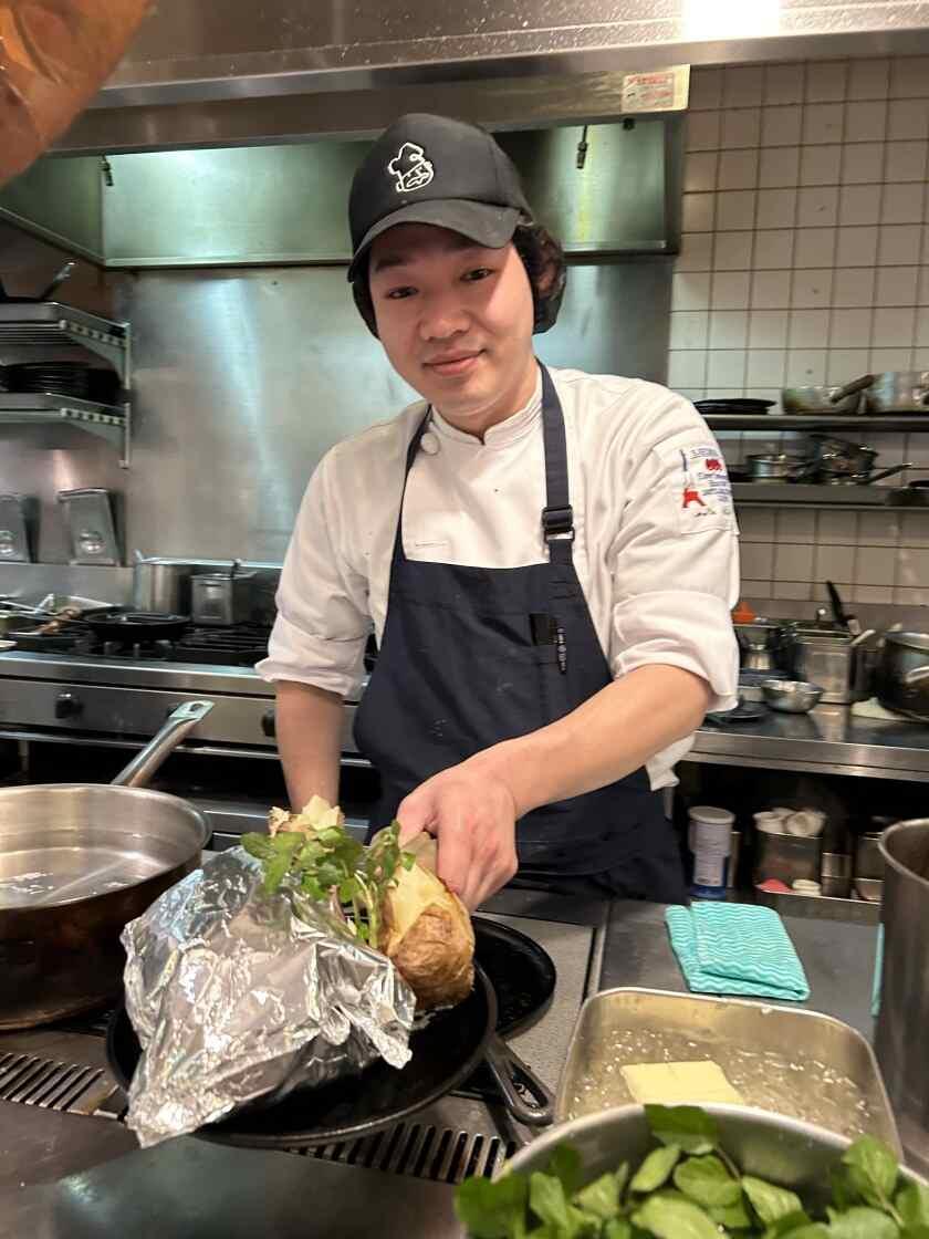 グリルキャピタル東洋亭JR京都伊勢丹店の制服8