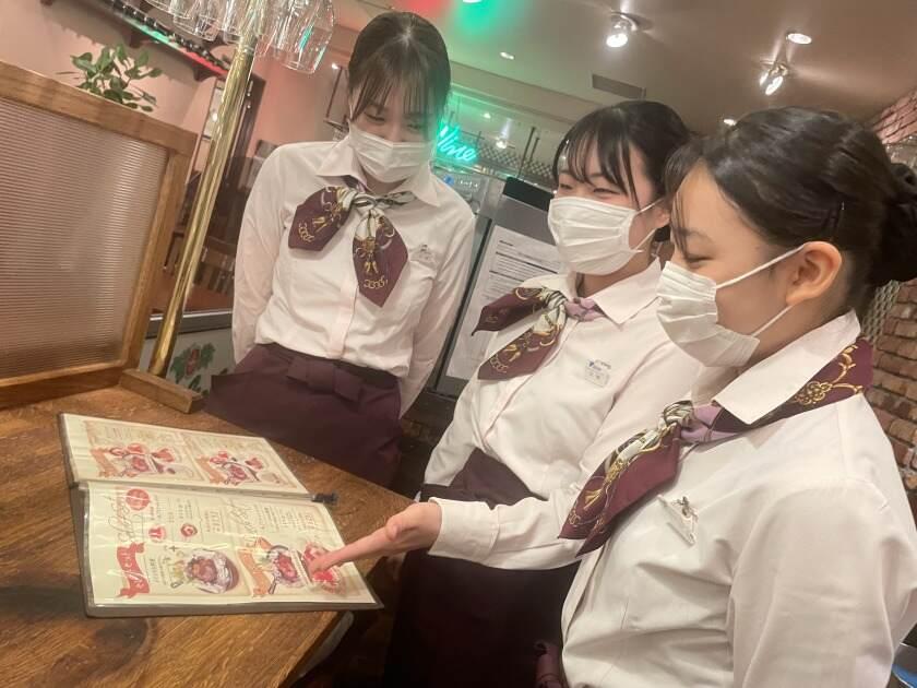 グリルキャピタル東洋亭JR京都伊勢丹店の制服5