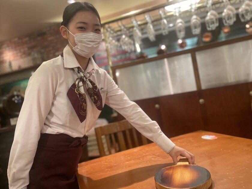 グリルキャピタル東洋亭JR京都伊勢丹店の制服2