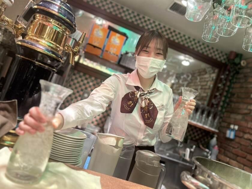 グリルキャピタル東洋亭JR京都伊勢丹店の制服6