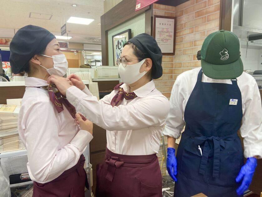 グリルキャピタル東洋亭DELI ジェイアール京都伊勢丹店の制服1