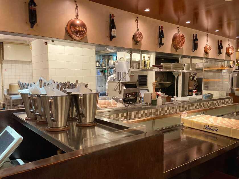 グリルキャピタル東洋亭 京都高島屋店の制服8