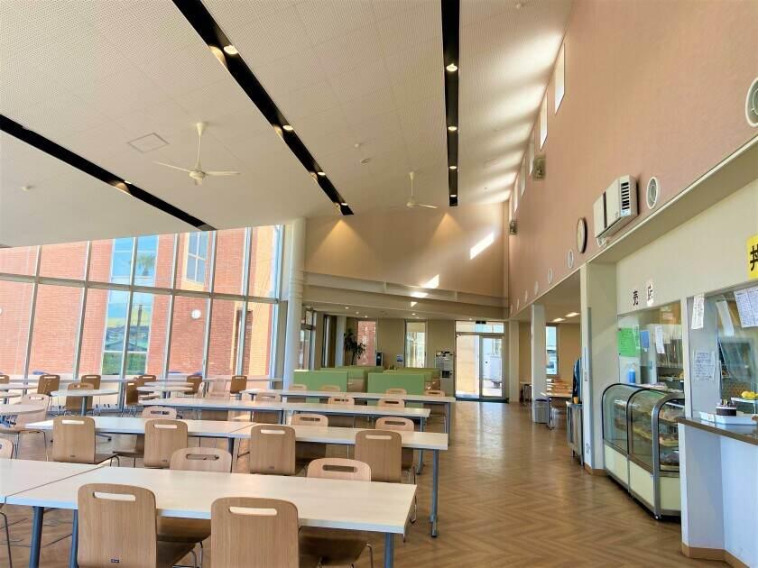 帝京大学学食の制服3