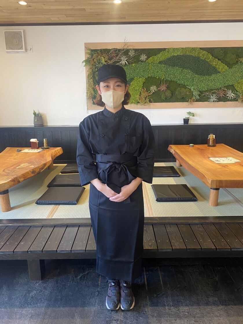 とろけるハンバーグ 福よし 岐阜うずら店 の制服1