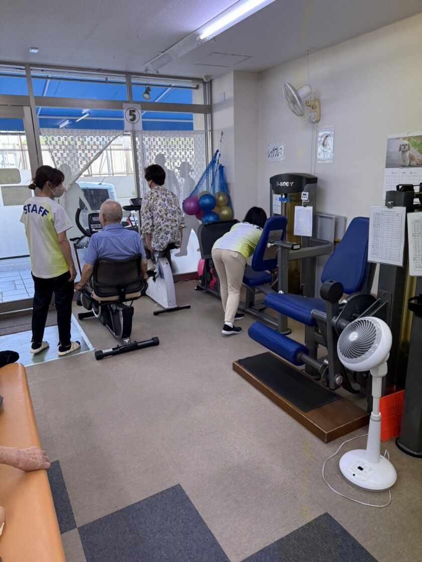 リハビリデイサービス てくてくの制服6