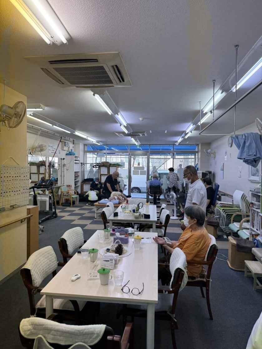 リハビリデイサービス てくてくの制服5