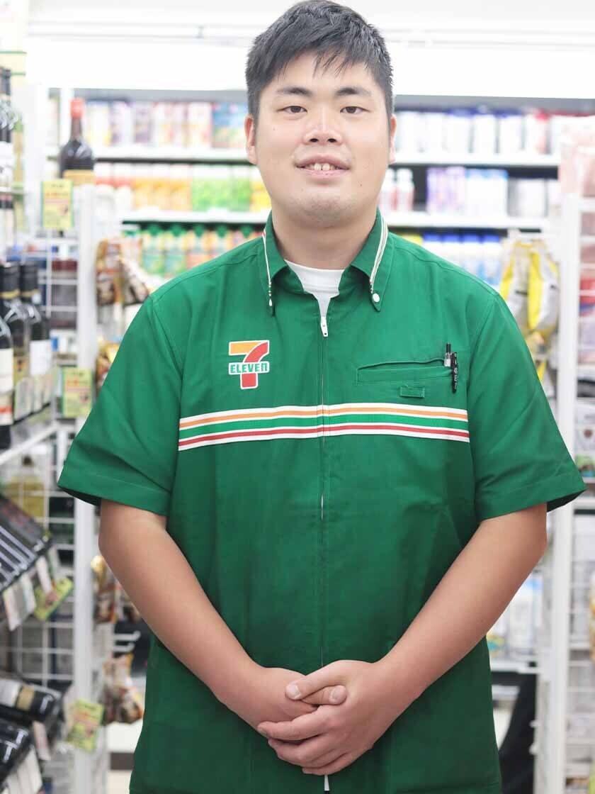 セブン-イレブン小田急マルシェ湘南台店の制服1