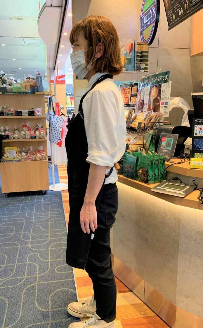 タリーズコーヒー羽田空港第1ターミナル出発ゲート店の制服2