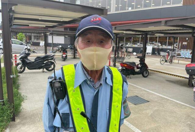 85歳も活躍!大手スーパーで駐車場誘導〈勤務地固定〉週1~OK(軽作業・物流、京都市山科区)のイメージ画像
