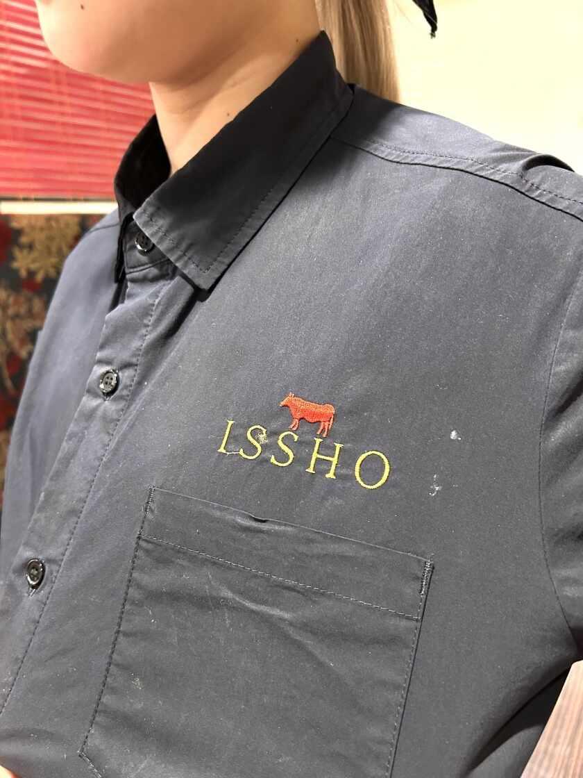 板前焼肉一笑 梅田茶屋町店の制服2