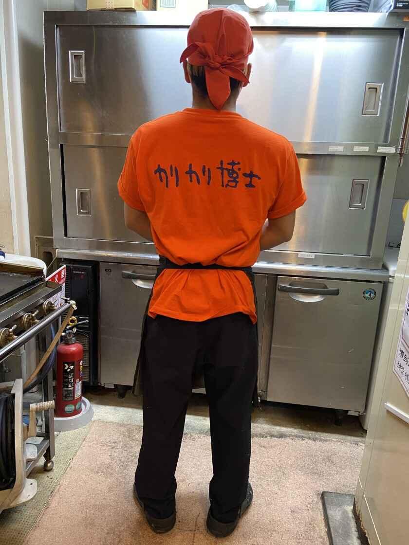 カリカリ博士 長浜店の制服3