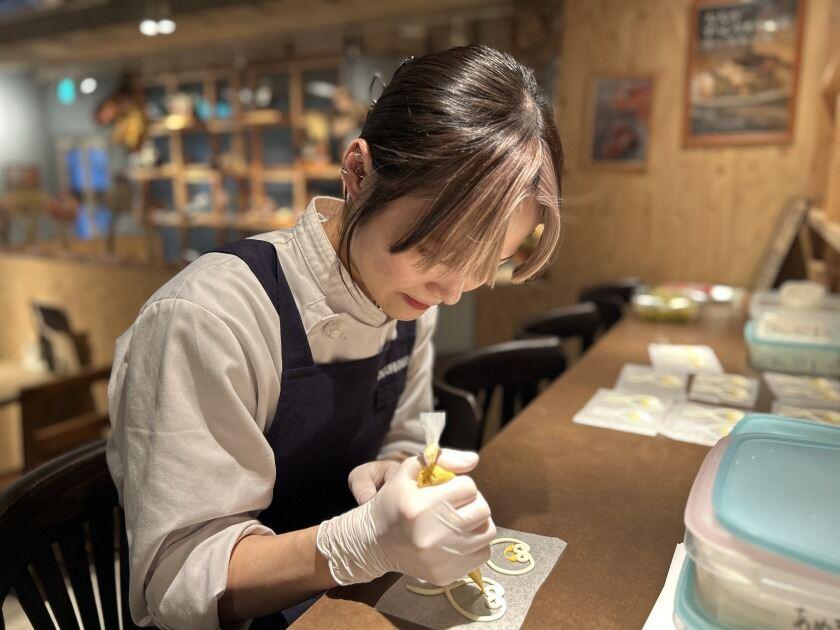 夜パフェ専門店 ななかま堂の制服2