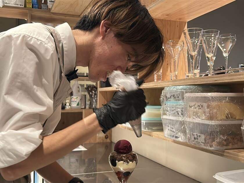 夜パフェ専門店 Parfaiteria PaL心斎橋の制服3