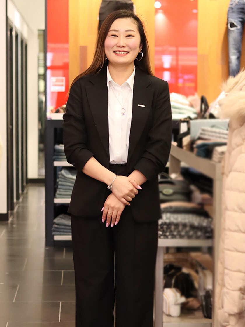 PANDORA イオンモール岡崎店の制服1