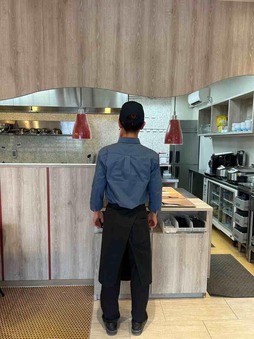 淡路島生パスタ 釜玉カルボ「Trepici」(トレピチ)の制服2