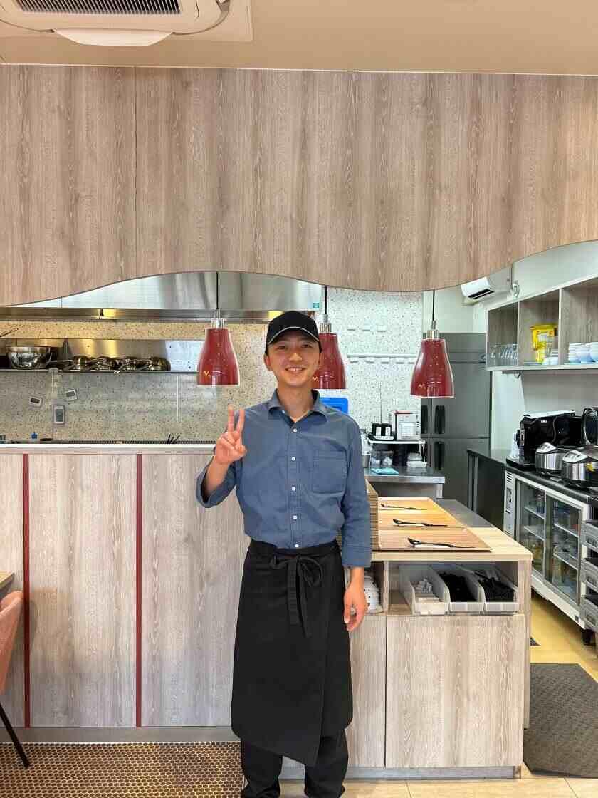 淡路島生パスタ 釜玉カルボ「Trepici」(トレピチ)の制服1