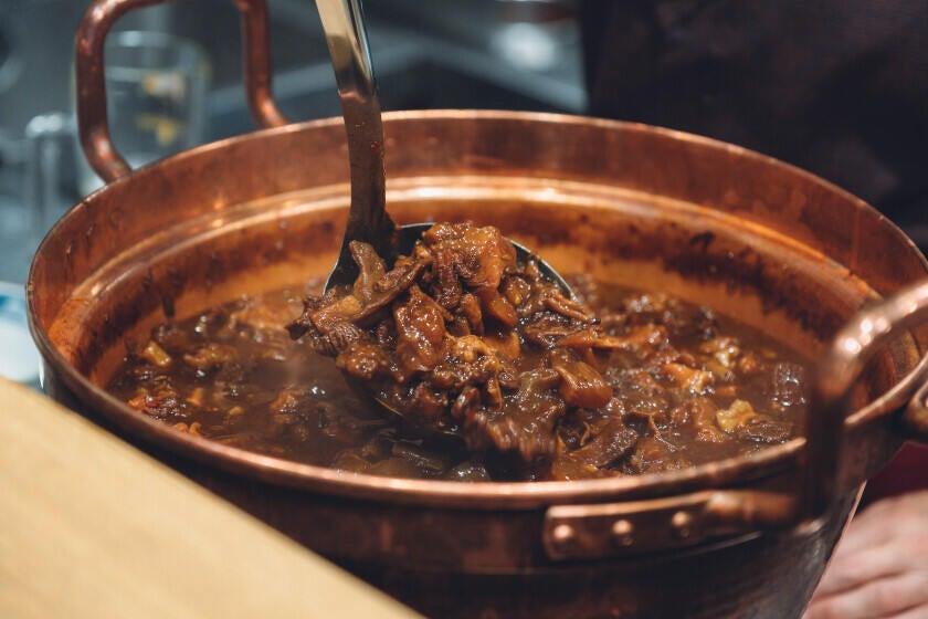 錦市場 肉のひろ重の制服7