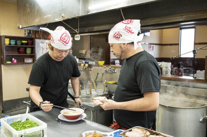 群馬豚骨らーめんだるま大使 ー無限ー 武蔵新城店の仕事画像2