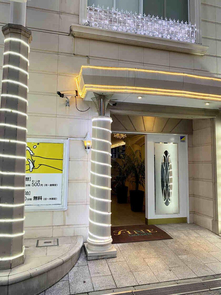 ホテルファインガーデン梅田店の制服2