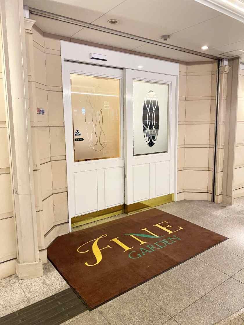 ホテルファインガーデン梅田店の制服3