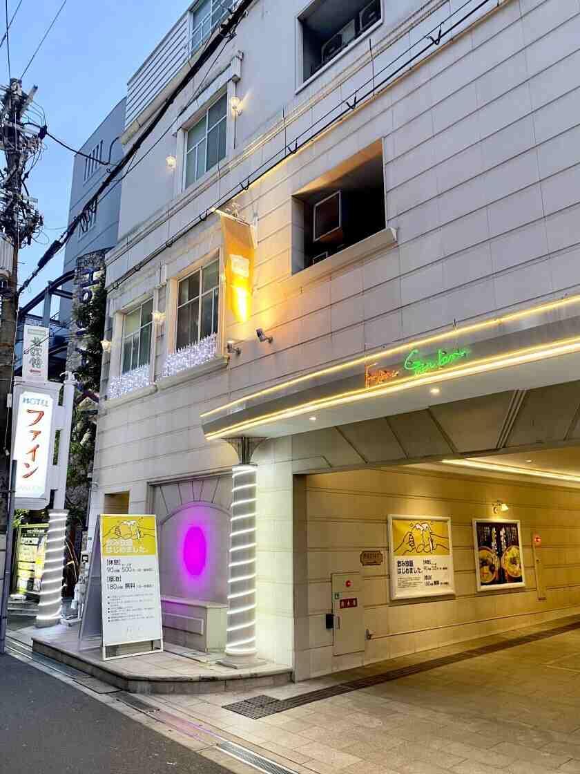 ホテルファインガーデン梅田店の制服1