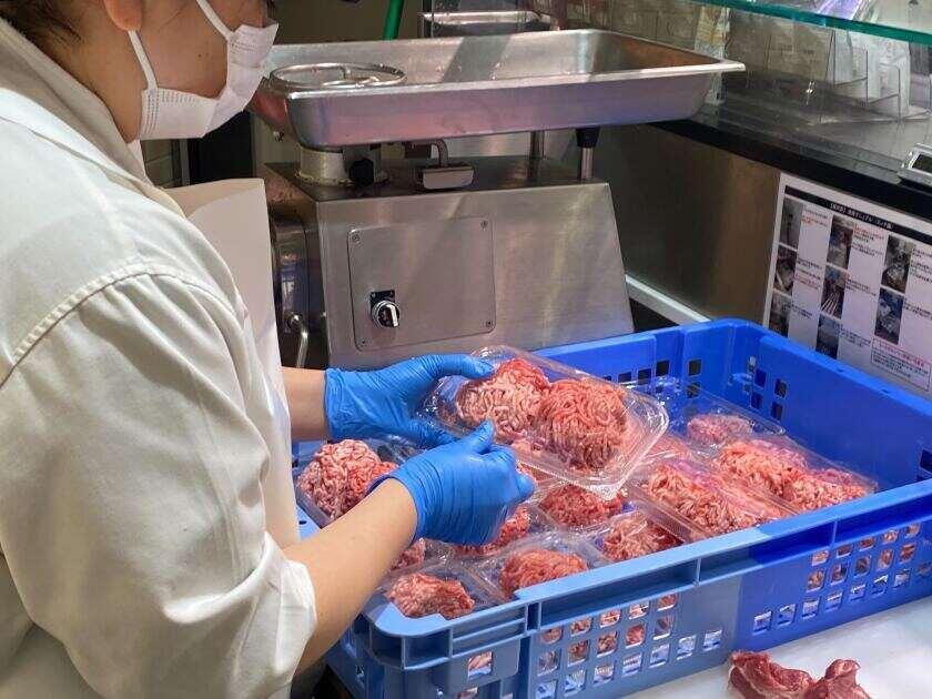 つの田 宝塚阪急店(精肉店)の制服4