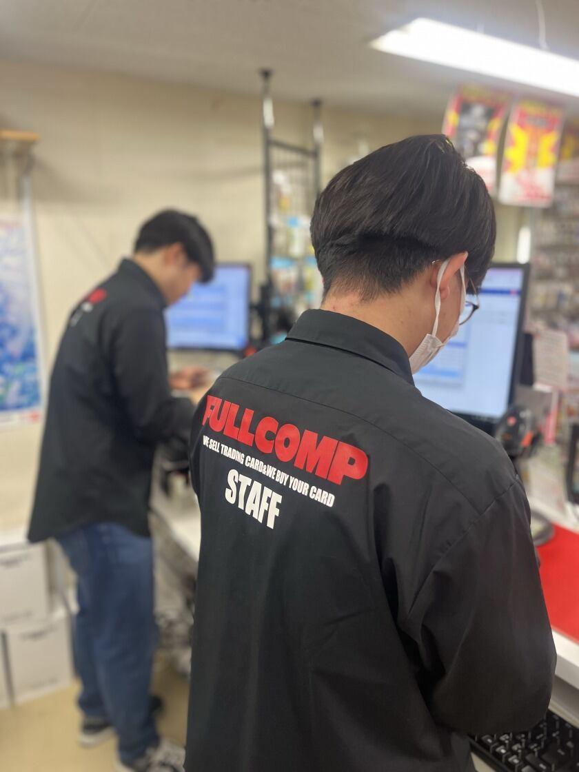 フルコンプ 新宿南口店の制服1