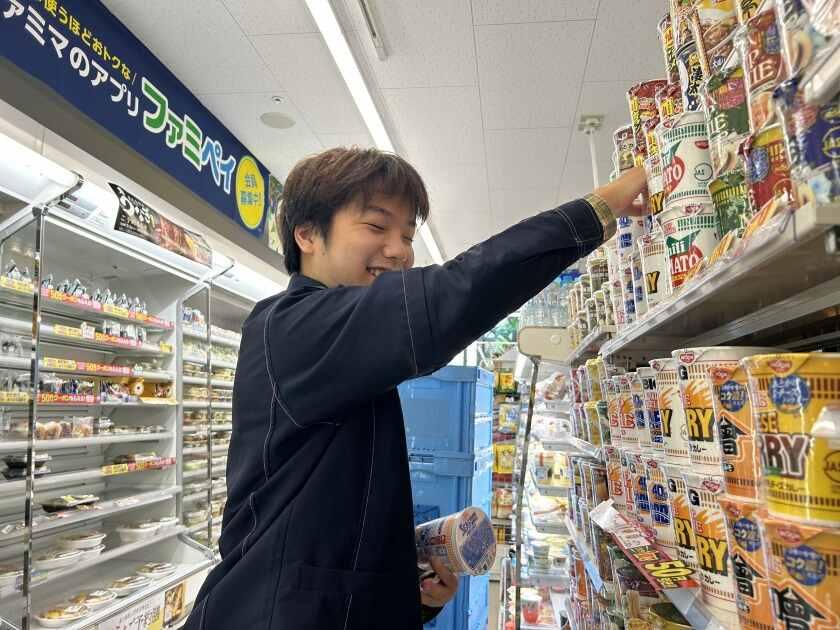 ファミリーマート霞が関ビルディング店の制服2