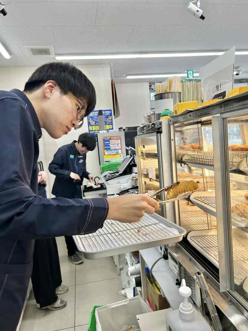 ファミリーマート 東心斎橋二丁目店の制服2