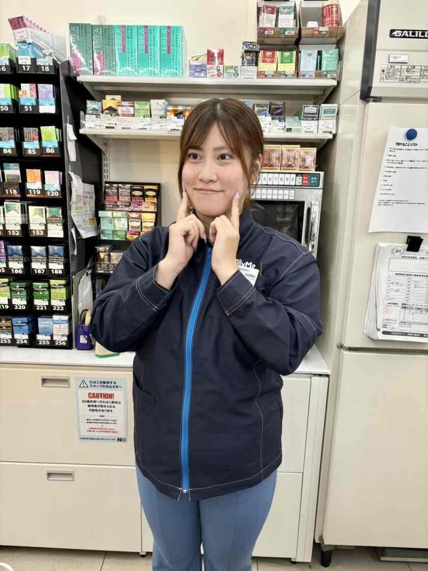 ファミリーマート 東心斎橋二丁目店の制服3