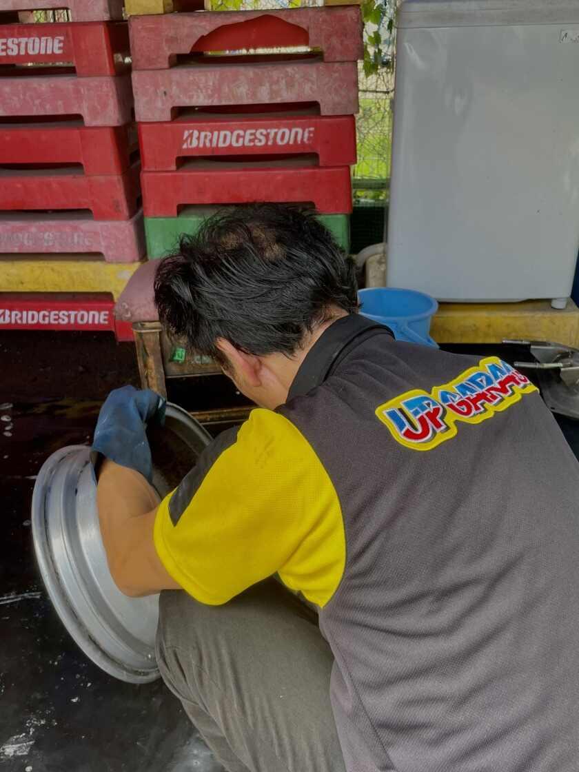 アップガレージ&タイヤ流通センター 佐賀店の制服3