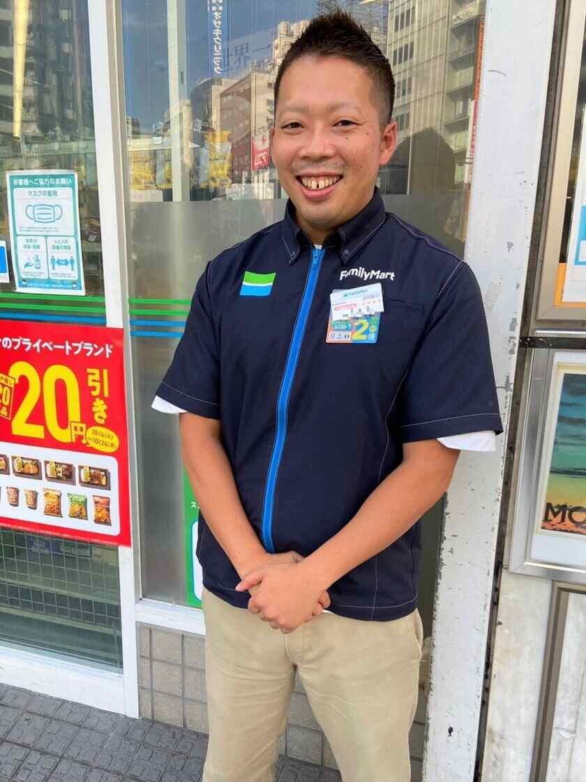 ファミリーマート新宿要通り店の制服1