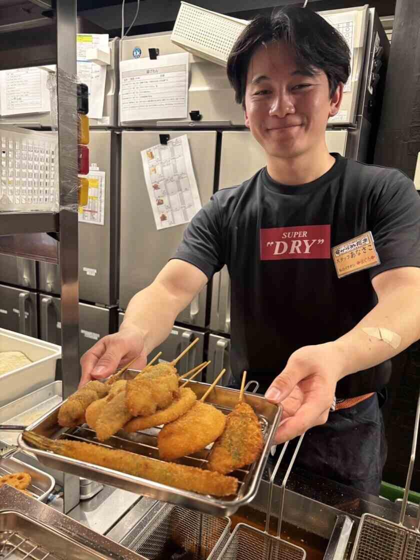 串かつめだま 伏見桃山店の制服5
