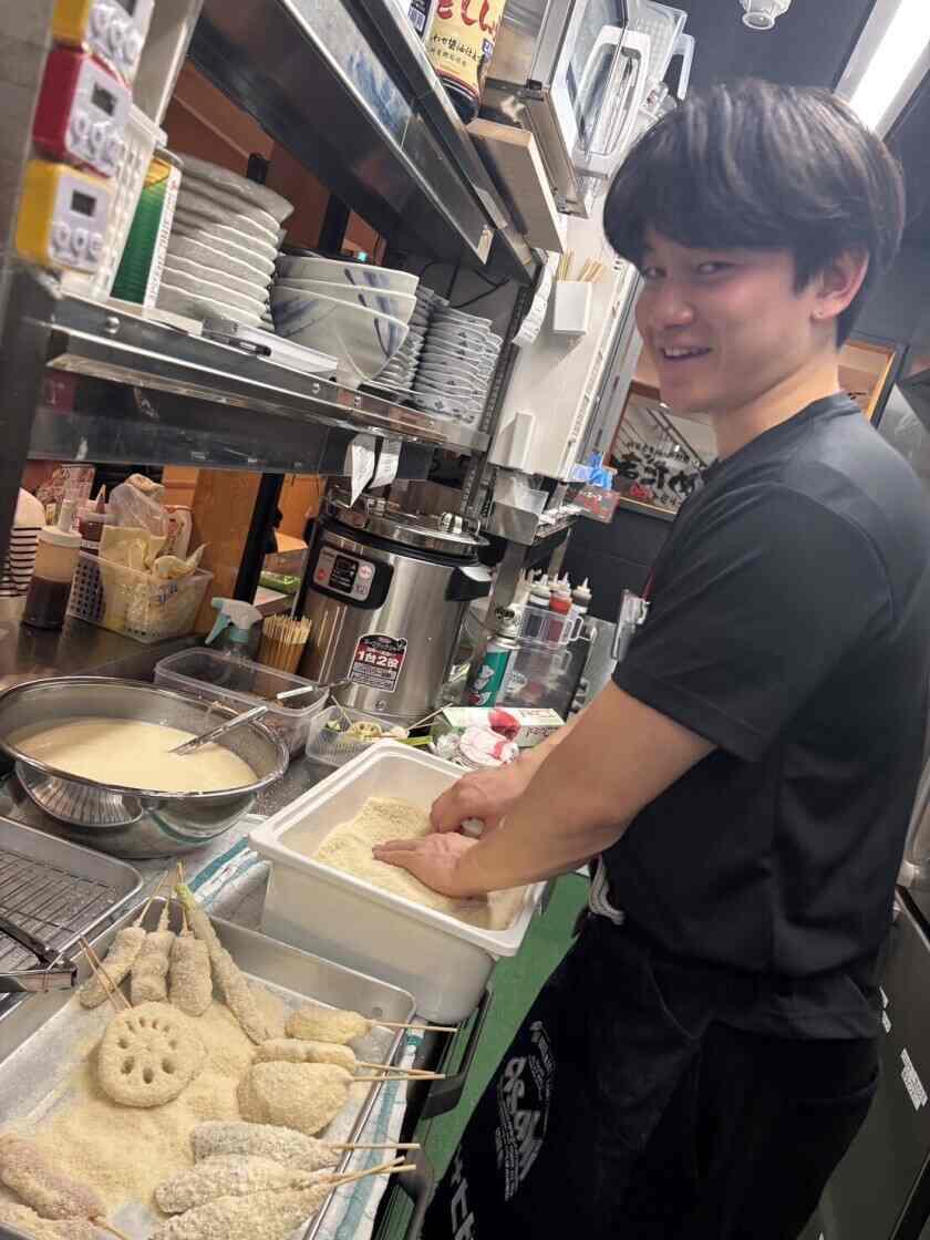 串かつめだま 伏見桃山店の制服4