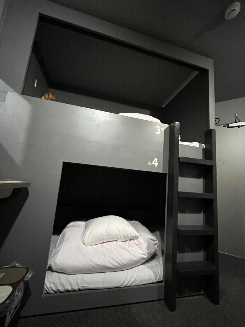 ロードス大塚ホテルの制服3