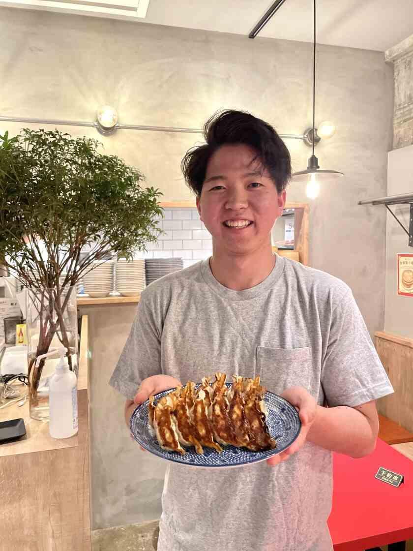 ぎょうざの一休 元町店の制服3