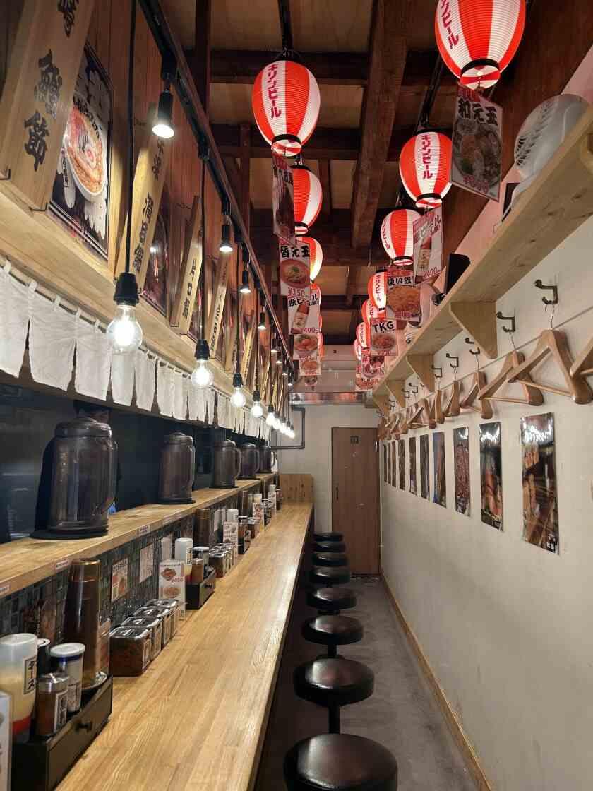 小僧またおまえか。南森町店の制服4