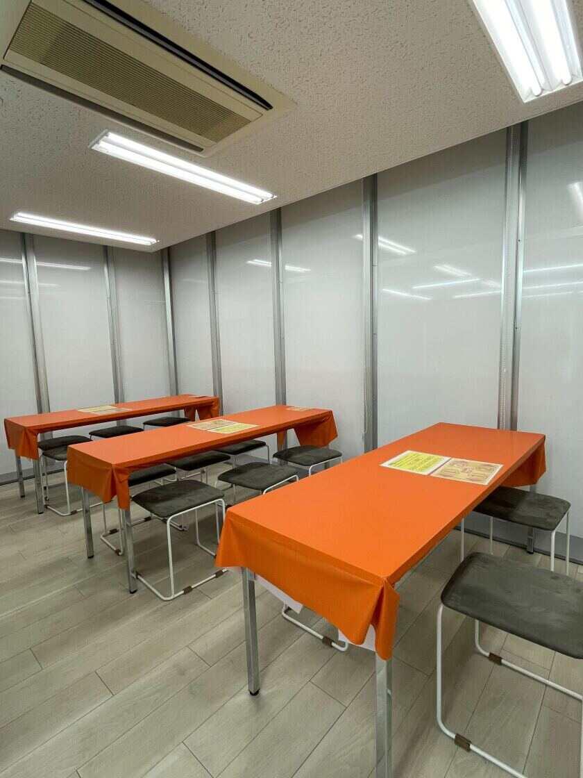 カードキングダム秋葉原駅前店の制服2