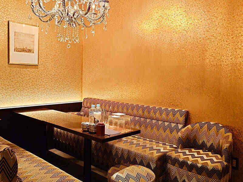 Lounge Galleの制服3