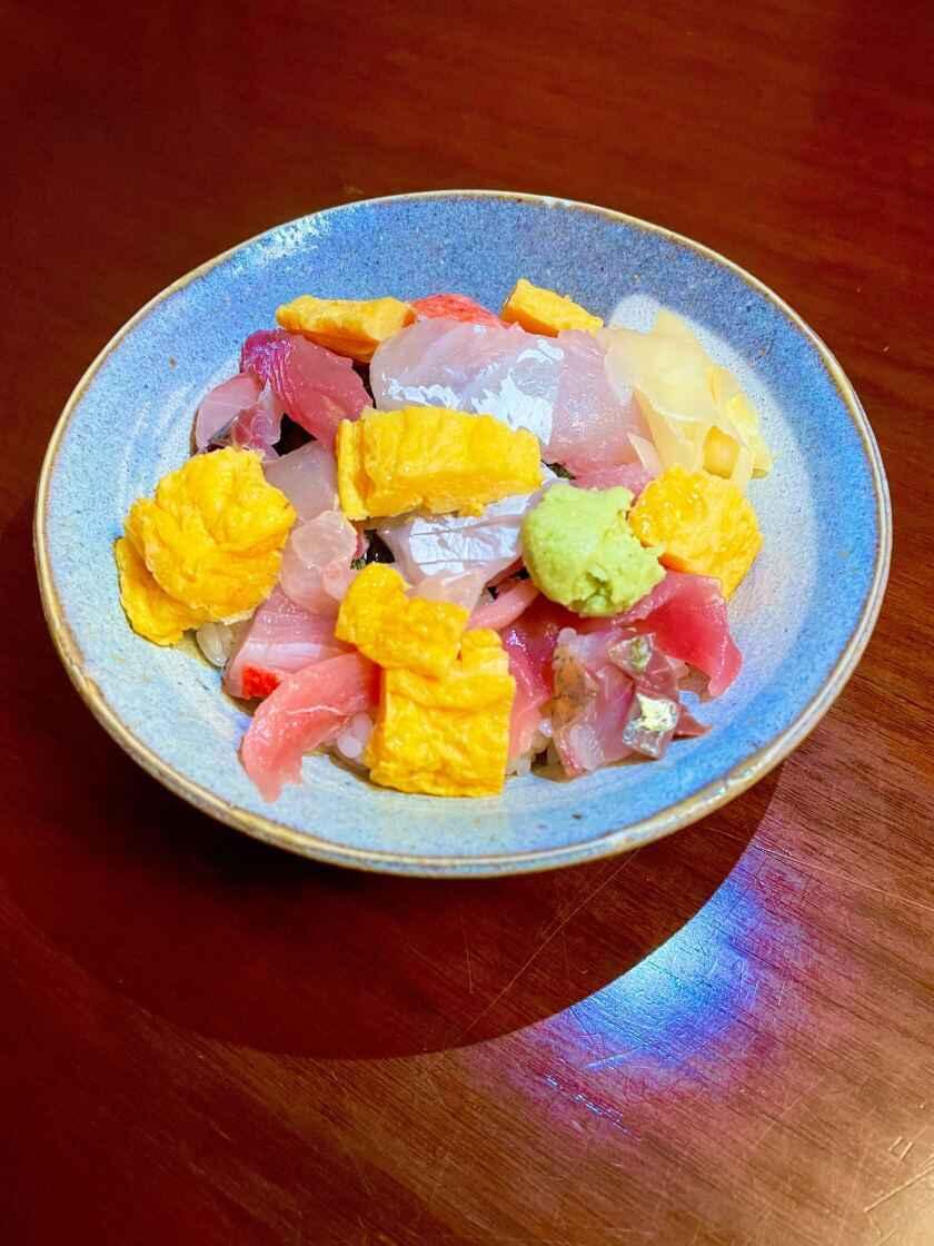 矢の根寿司 ロイヤルパーク店の制服1