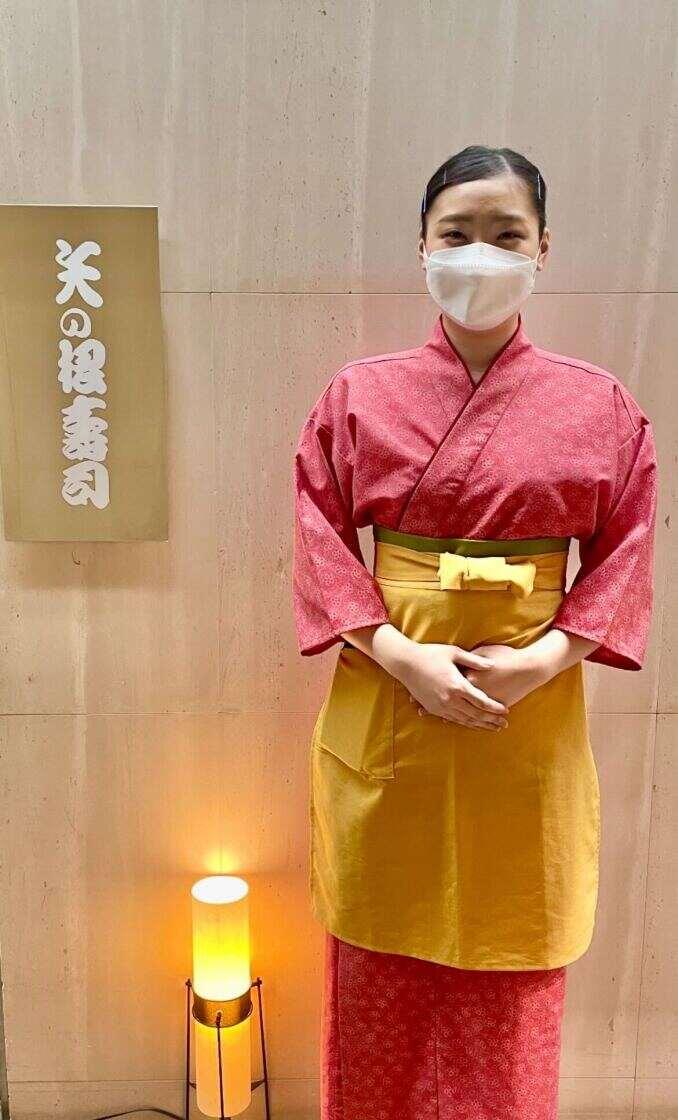 矢の根寿司 ロイヤルパーク店の制服2