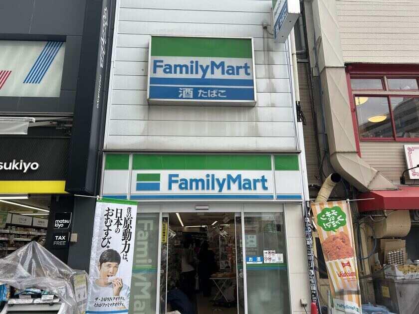 ファミリーマート有楽町駅前店の制服1