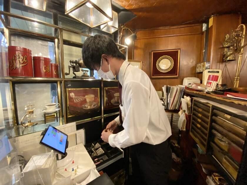 梅田珈琲館ニューYCの制服1